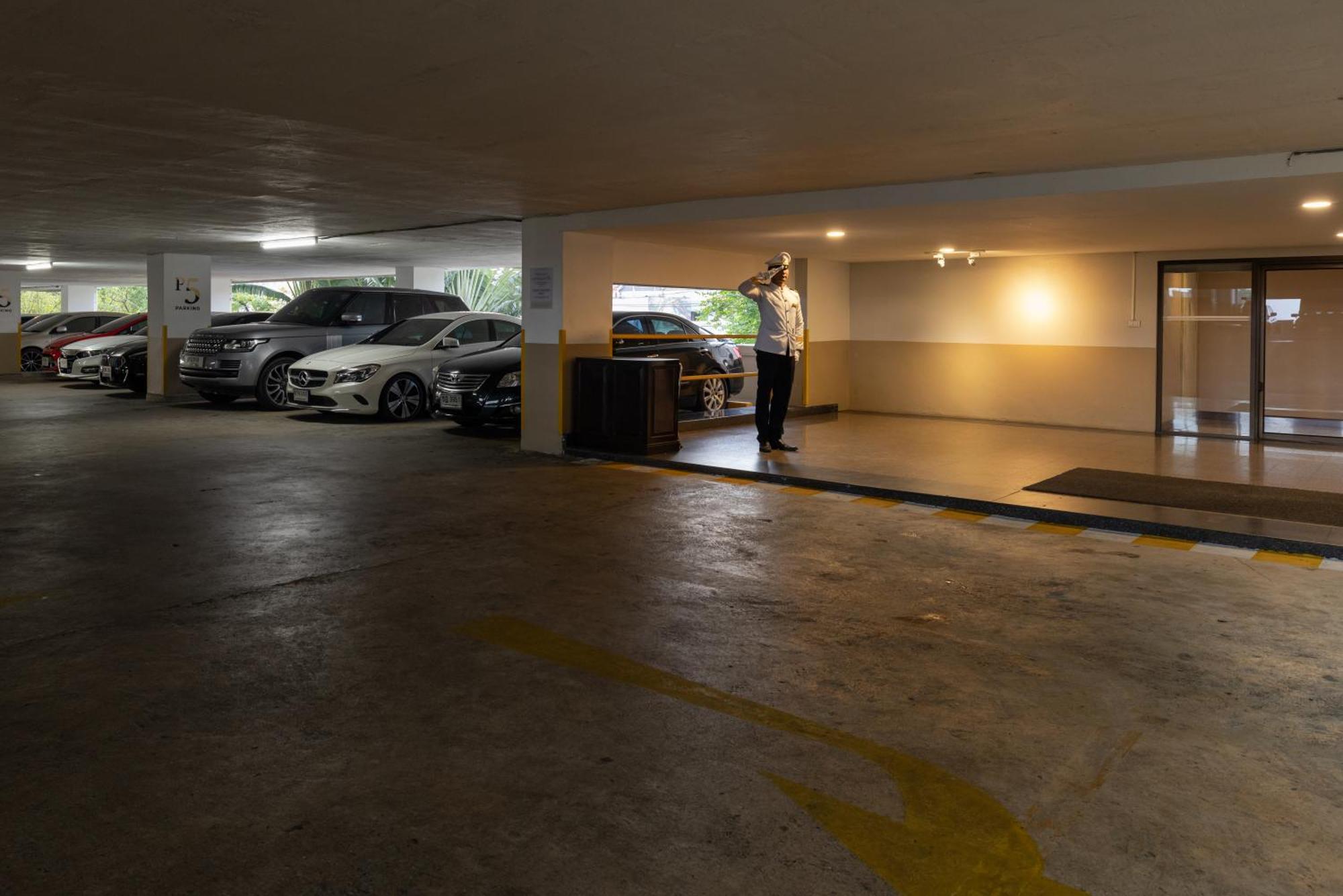 Royal Phuket City Hotel Ngoại thất bức ảnh A valet at work