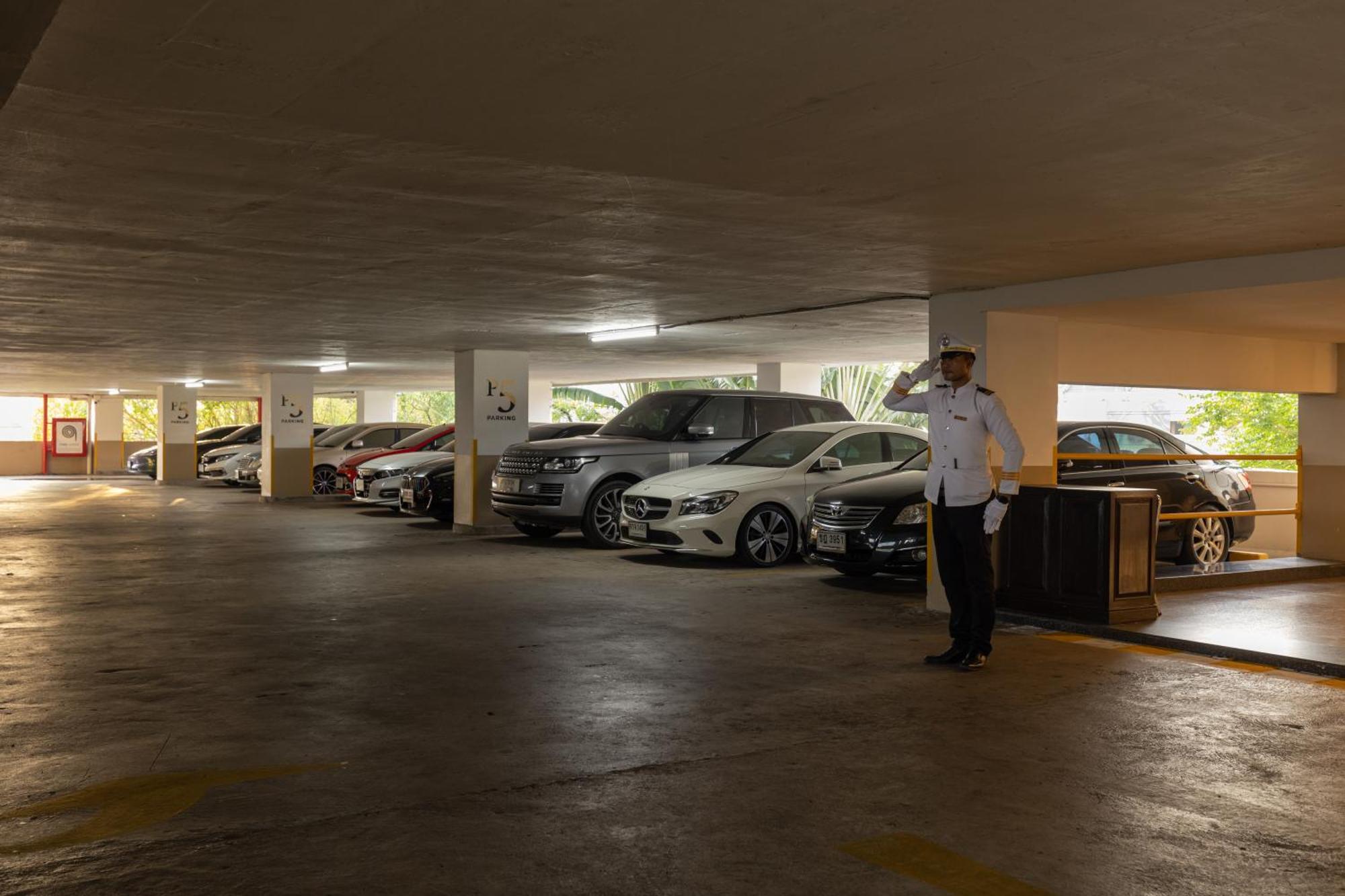 Royal Phuket City Hotel Ngoại thất bức ảnh A valet at work