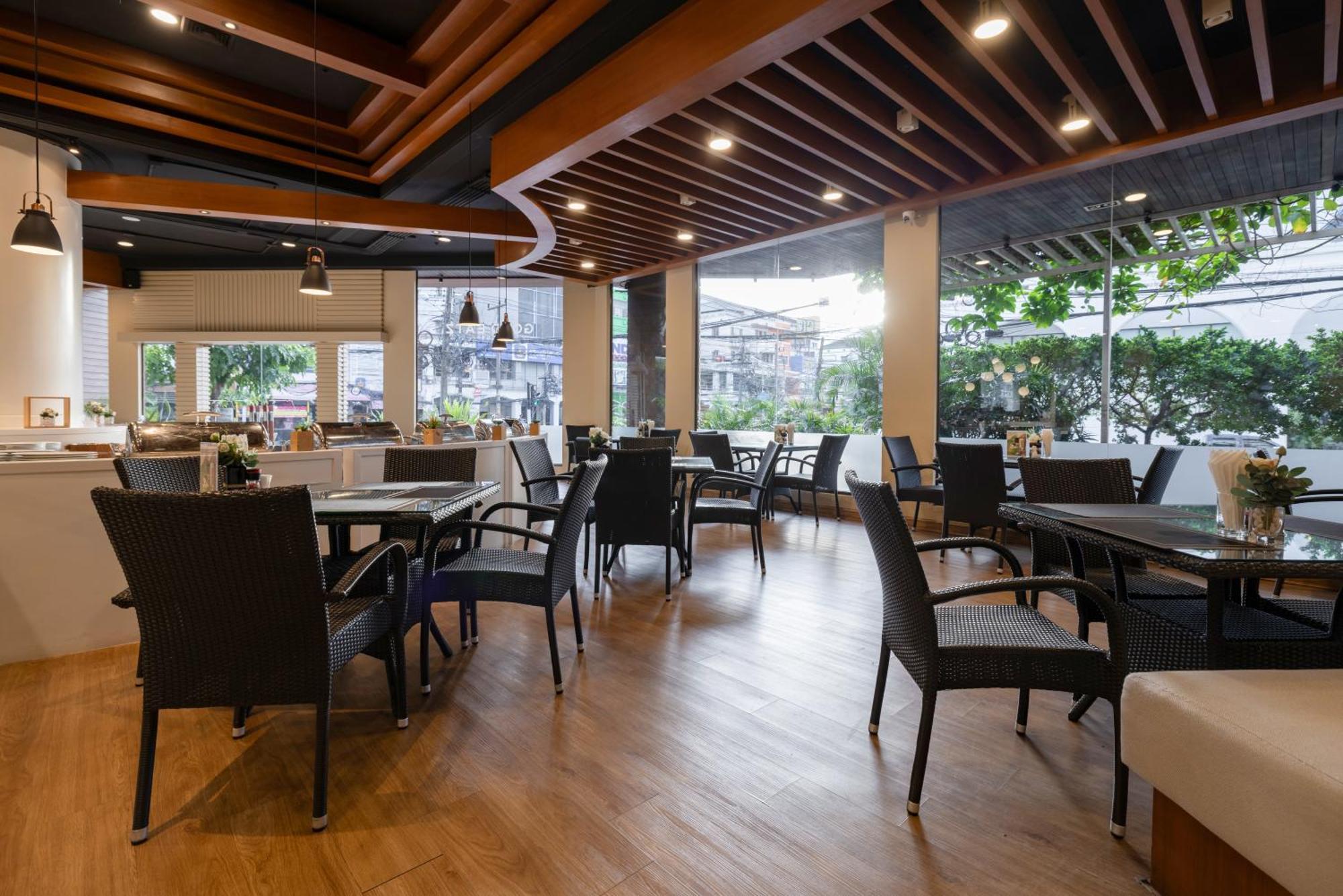 Royal Phuket City Hotel Ngoại thất bức ảnh The interior of a restaurant in Bangkok, Thailand