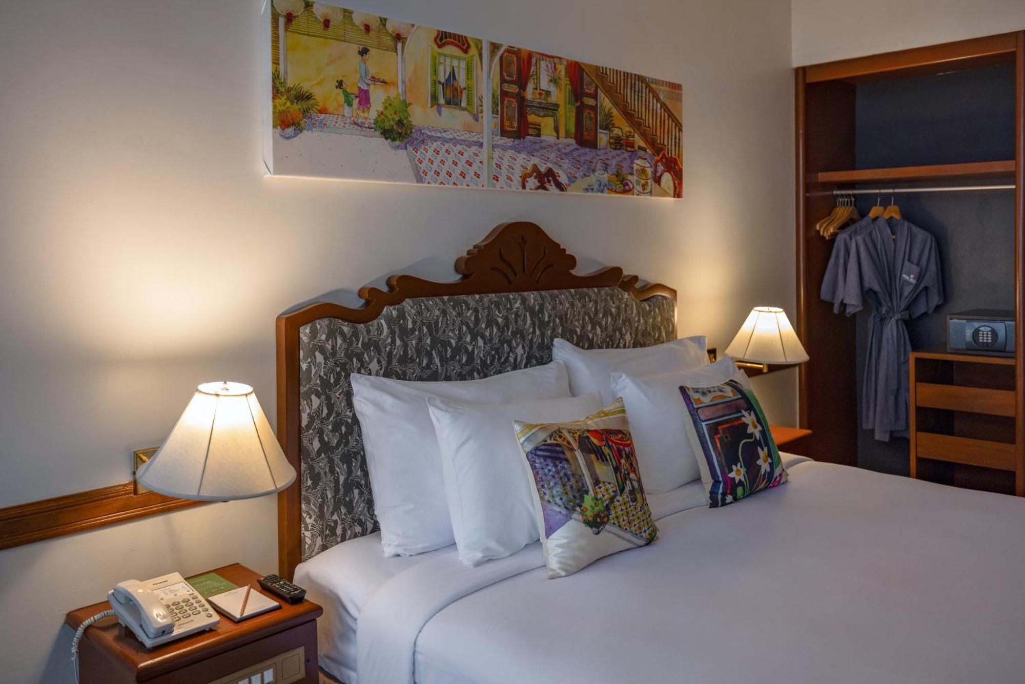 Royal Phuket City Hotel Ngoại thất bức ảnh A bedroom at the hotel
