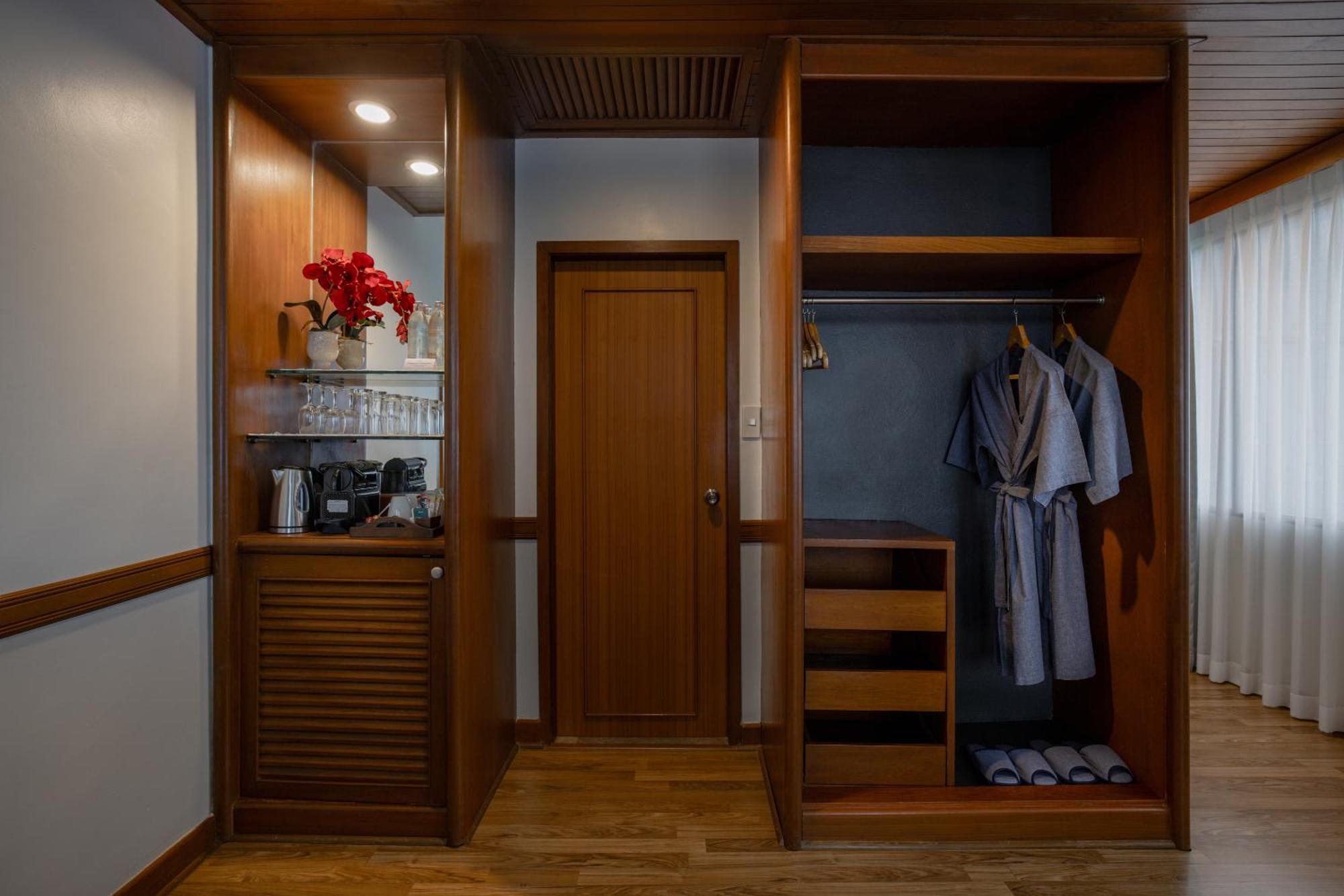 Royal Phuket City Hotel Ngoại thất bức ảnh A wardrobe