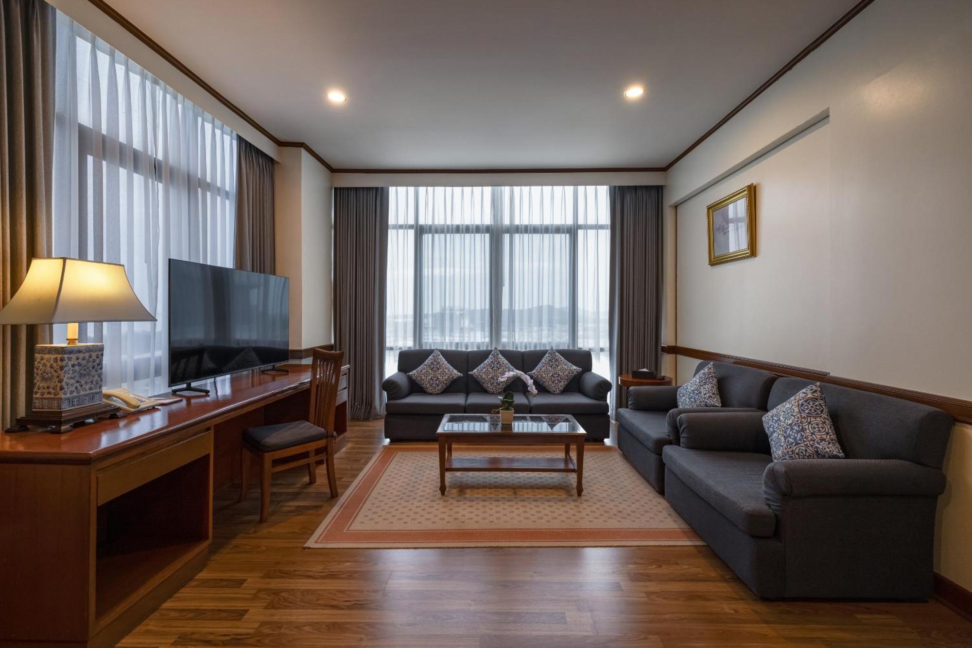 Royal Phuket City Hotel Ngoại thất bức ảnh Living room of a suite
