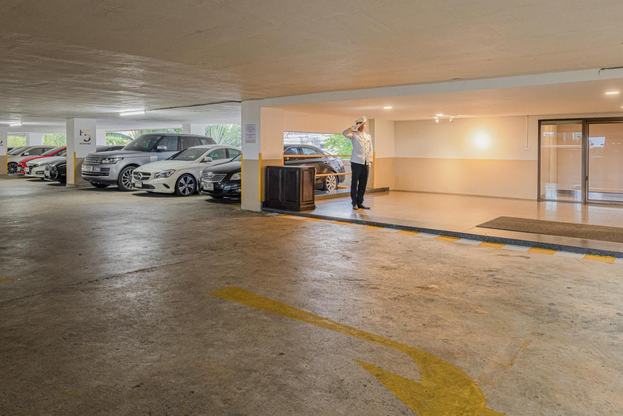 Royal Phuket City Hotel Ngoại thất bức ảnh A valet at work