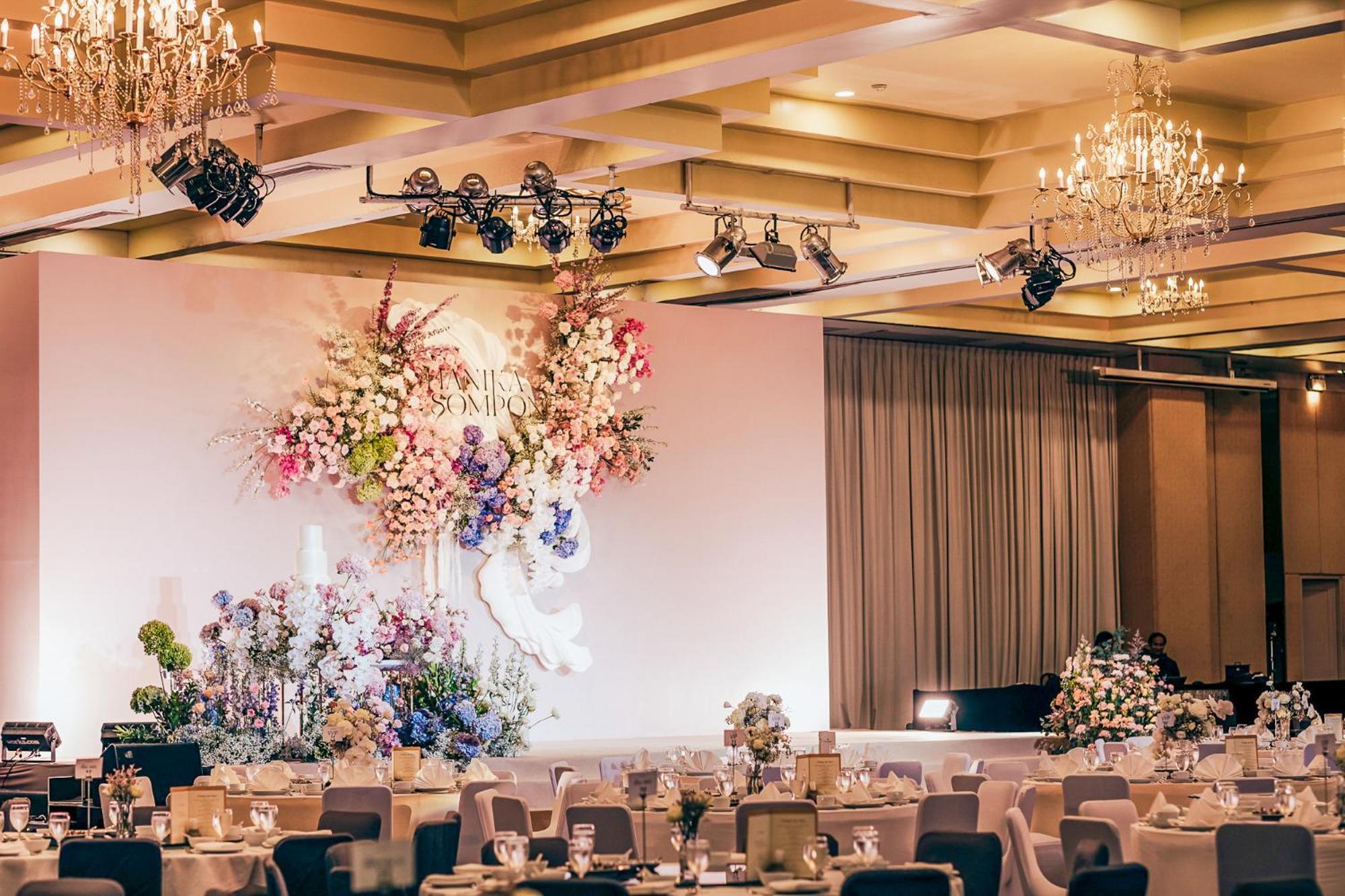 Royal Phuket City Hotel Ngoại thất bức ảnh The ballroom at the 2012 Japan Prize